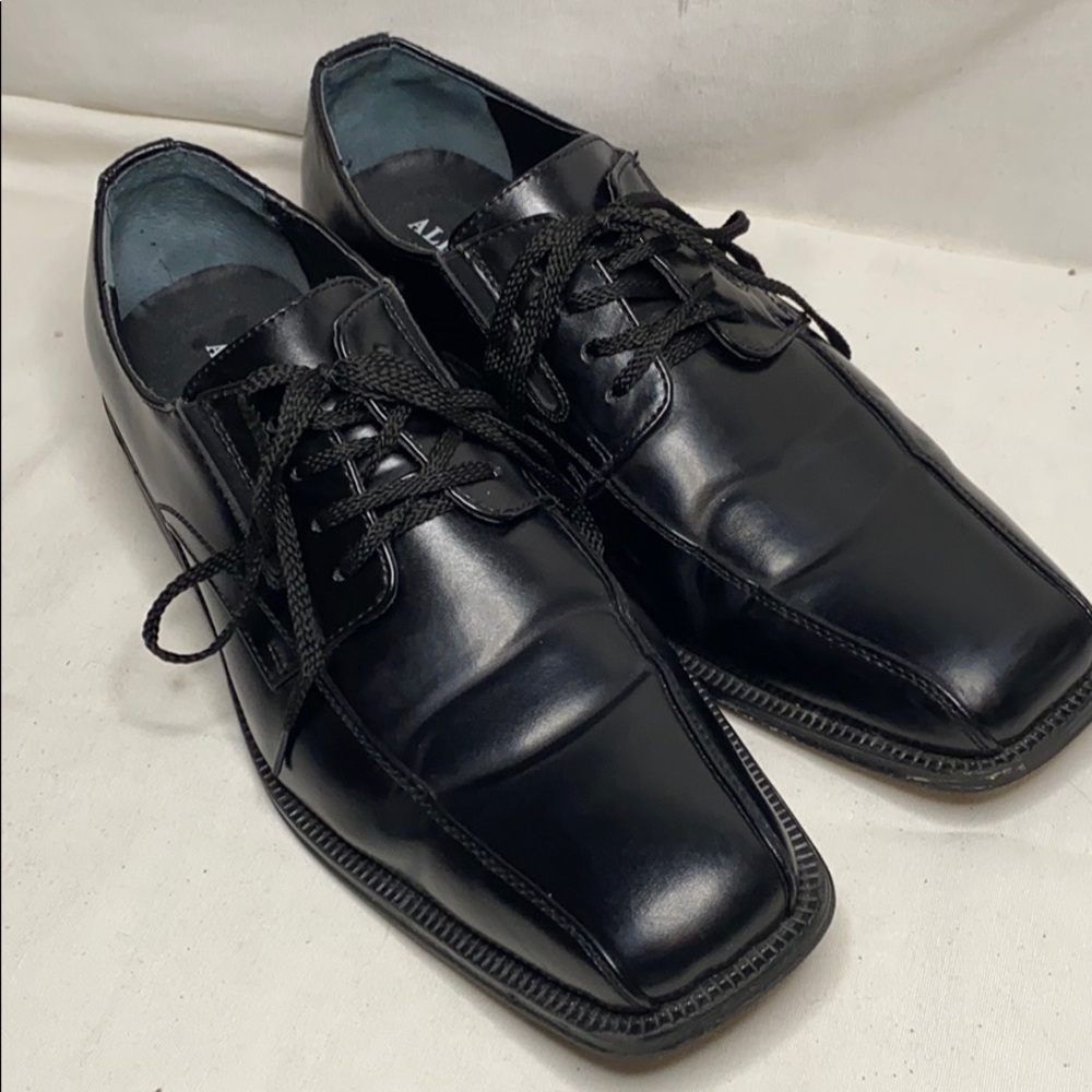 Alfani proud men’s black faux leather oxfords.